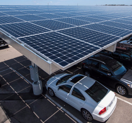 Подробнее о статье Солнечные панели для электромобилей и зарядных станций в России: мифы, реальность и кейсы 2025 года