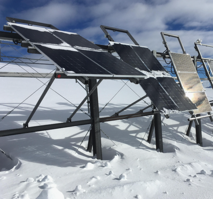 Подробнее о статье Солнечные панели и снег: как избежать обледенения и наледи