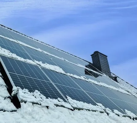 Подробнее о статье Как холод повышает КПД панелей — но снижает общую выработку