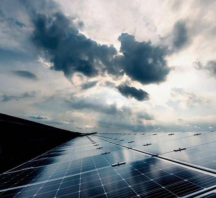 Подробнее о статье Почему пасмурный день не даёт 0 % генерации — но и не 50 %