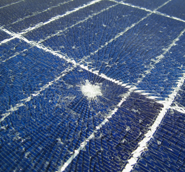 Подробнее о статье Трещины в стекле: не только от града — часто от неравномерного давления крепежа