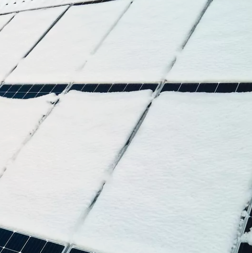 Подробнее о статье Как убрать снег с панелей — не навредив себе и системе